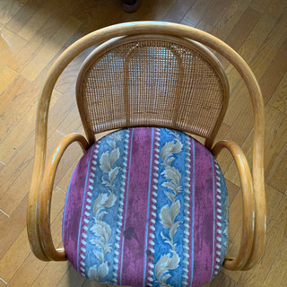 籐の可愛い椅子　ふたつ