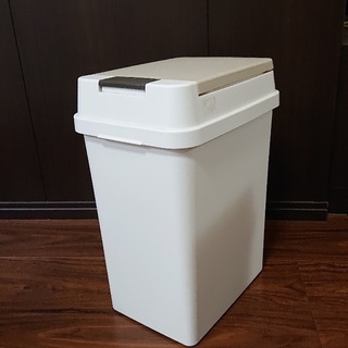 【ネット決済】プラスチック製のゴミ箱。密閉蓋付き。4個口。２０１...