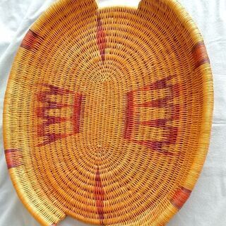 〈アフリカ工芸品〉大きな平たいカゴ（トレー）