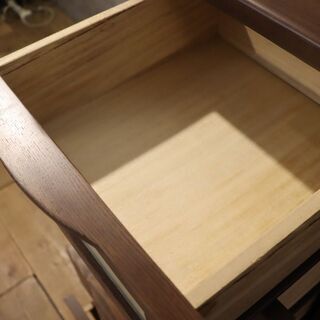家具の製造、販売会社ナカジマよりアルカスリム5段チェストのご紹介です。ナチュラルな天然木の質感とシンプルなデザイン、収納力が魅力の洋タンスはミストガラスでスタイリッシュな印象。北欧テイストにも♪①BH104