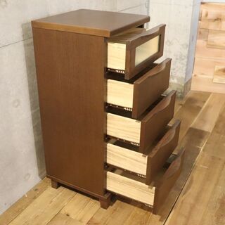 家具の製造、販売会社ナカジマよりアルカスリム5段チェストのご紹介です。ナチュラルな天然木の質感とシンプルなデザイン、収納力が魅力の洋タンスはミストガラスでスタイリッシュな印象。北欧テイストにも♪①BH104