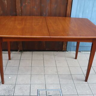 英国アンティーク家具、北欧ヴィンテージ家具を取り扱う、LLOYD\'S ANTIQUES(ロイズ・アンティークス)のチーク材 エクステンションテーブル。シンプルなデザインの伸長式ダイニングテーブル。BH109