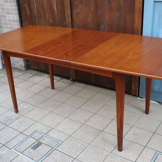 英国アンティーク家具、北欧ヴィンテージ家具を取り扱う、LLOYD\'S ANTIQUES(ロイズ・アンティークス)のチーク材 エクステンションテーブル。シンプルなデザインの伸長式ダイニングテーブル。BH109