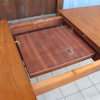 英国アンティーク家具、北欧ヴィンテージ家具を取り扱う、LLOYD\'S ANTIQUES(ロイズ・アンティークス)のチーク材 エクステンションテーブル。シンプルなデザインの伸長式ダイニングテーブル。BH109