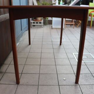 英国アンティーク家具、北欧ヴィンテージ家具を取り扱う、LLOYD\'S ANTIQUES(ロイズ・アンティークス)のチーク材 エクステンションテーブル。シンプルなデザインの伸長式ダイニングテーブル。BH109