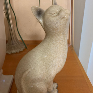 猫の陶器の置物　高さ28センチ