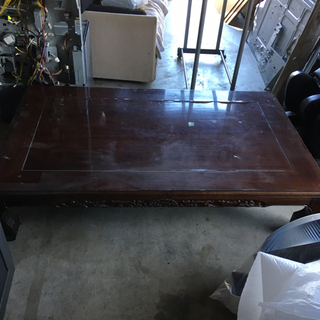 大きい木製テーブル