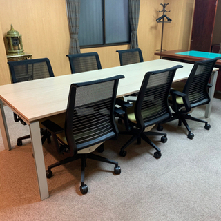 大型テーブルと椅子