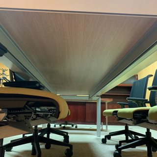 大型テーブルと椅子