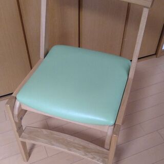 【ネット決済】カリモク学習椅子（ネジ不足）