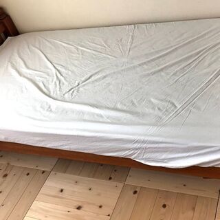 昭和レトロの木製シングルベッド。ポケットコイル型の寝心地良いマッ...