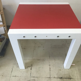 赤色のテーブル80センチ正方形