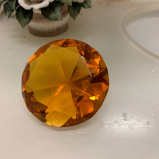 直径8センチ　ダイヤモンド型の置物　琥珀色