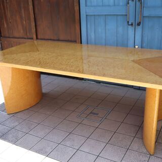 IDC OTSUKA(大塚家具)の人気シリーズSPLENDOR(スプレンダー)のダイニングテーブル。稀少なバーズアイ・メープルを使用し、「マス張り」により見る角度によって色の濃淡が変わります。BH718