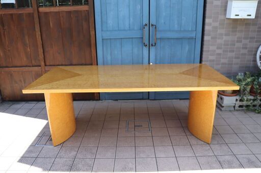 IDC OTSUKA(大塚家具)の人気シリーズSPLENDOR(スプレンダー)のダイニングテーブル。稀少なバーズアイ・メープルを使用し、「マス張り」により見る角度によって色の濃淡が変わります。BH718