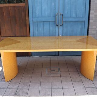 IDC OTSUKA(大塚家具)の人気シリーズSPLENDOR(スプレンダー)のダイニングテーブル。稀少なバーズアイ・メープルを使用し、「マス張り」により見る角度によって色の濃淡が変わります。BH718