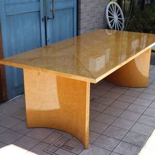 IDC OTSUKA(大塚家具)の人気シリーズSPLENDOR(スプレンダー)のダイニングテーブル。稀少なバーズアイ・メープルを使用し、「マス張り」により見る角度によって色の濃淡が変わります。BH718