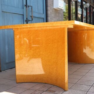 IDC OTSUKA(大塚家具)の人気シリーズSPLENDOR(スプレンダー)のダイニングテーブル。稀少なバーズアイ・メープルを使用し、「マス張り」により見る角度によって色の濃淡が変わります。BH718