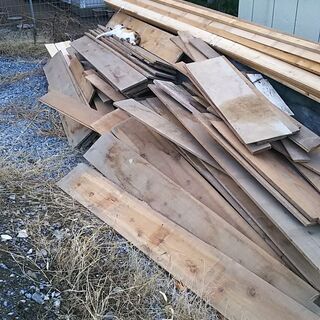 建築廃材　薪や型枠に適す。板材多い。