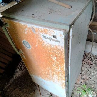 古い冷蔵庫  古いテレビ 木材など 