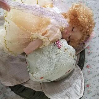 お花の枕に寝ている赤ちゃん