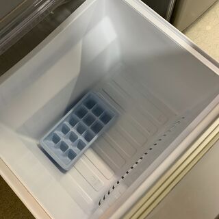 ◎三菱 2ドア冷凍冷蔵庫 146ℓ トレーにヒビ有 前面にヘコミ・汚れあり
