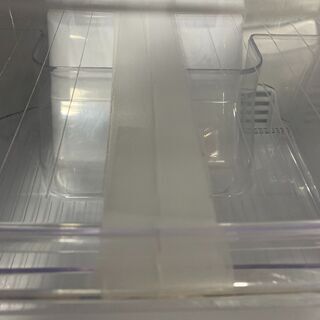 ◎三菱 2ドア冷凍冷蔵庫 146ℓ トレーにヒビ有 前面にヘコミ・汚れあり