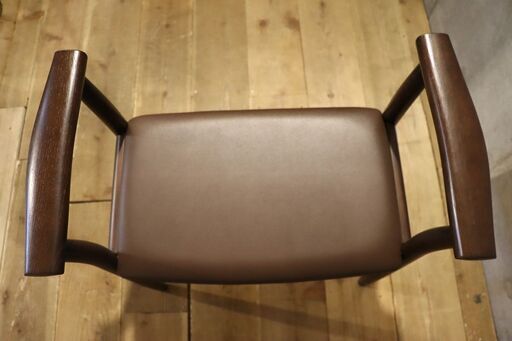 maturite(マチュリテ)で取り扱われていたオーク材 Po Chair(ポーチェアー)です。立つ、座るが楽な肘付きタイプの玄関椅子。リビングや寝室のアーム付きスツールです♪飛騨産業(キツツキ)BH310