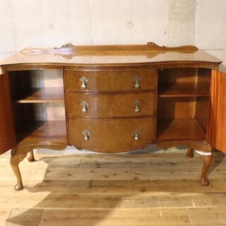 英国アンティーク家具、北欧ヴィンテージ家具を取り扱う、LLOYD\'S ANTIQUES(ロイズ・アンティークス)のウォールナット材 猫脚サイドボードです。クラシックでエレガントなデザイン。BH313