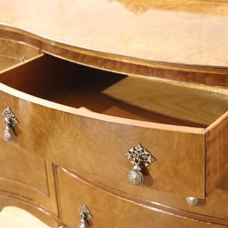 英国アンティーク家具、北欧ヴィンテージ家具を取り扱う、LLOYD\'S ANTIQUES(ロイズ・アンティークス)のウォールナット材 猫脚サイドボードです。クラシックでエレガントなデザイン。BH313