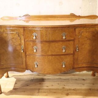 英国アンティーク家具、北欧ヴィンテージ家具を取り扱う、LLOYD\'S ANTIQUES(ロイズ・アンティークス)のウォールナット材 猫脚サイドボードです。クラシックでエレガントなデザイン。BH313