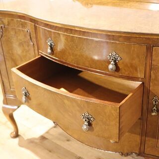 英国アンティーク家具、北欧ヴィンテージ家具を取り扱う、LLOYD\'S ANTIQUES(ロイズ・アンティークス)のウォールナット材 猫脚サイドボードです。クラシックでエレガントなデザイン。BH313