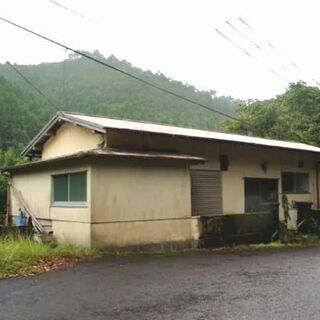 標高500ｍ　水の豊富な土地にある山荘　ポツンと一軒家　　　登記...