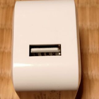 ダイソーのUSB充電器です。