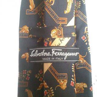現品限り☆早い者勝ち☆サルヴァトーレ・フェラガモ　ネクタイ　黒　紳士　ヒョウ　花　ブラック　イタリア製　ネクタイピン付き