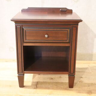 良品! IDC 大塚家具　ハンプトンコート　ベッドサイドチェスト　マホガニー材 IDC OTSUKA(大塚家具)のHampton Court(ハンプトンコート) ベッドサイド