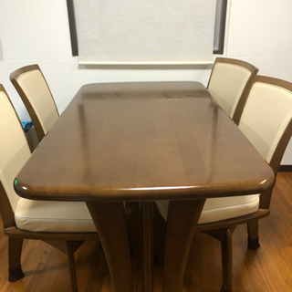 【お取引中】　テーブル　イス　４脚　セット ☆取引中☆ダイニングテーブル 回転式イス4脚 美品！