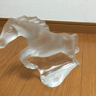 ガラス製の馬の置き物