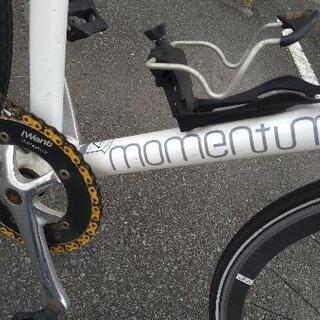 自転車 中古整備品 momentumロードバイク iwant カーボンホイール搭載