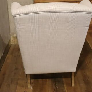 稀少な英国ブランドLAURA ASHLEY(ローラアシュレイ)のウィングバックチェアです。クラシカルなフォルムのハイバックソファは優しい色合いとシンプルなデザインでさまざまなテイストとの相性◎BH409