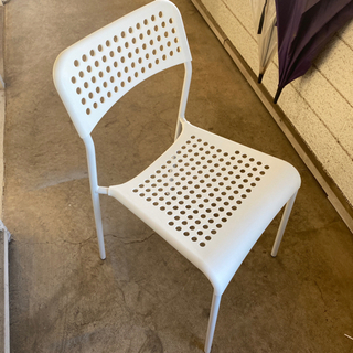 IKEAで購入したシンプルな椅子です。