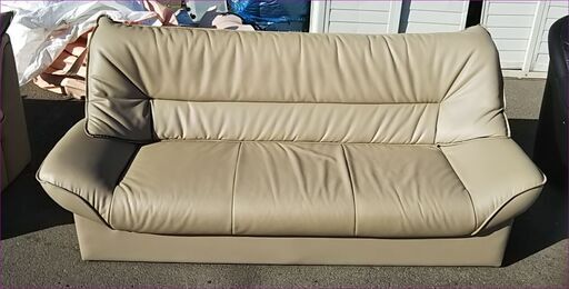 値下げ！【￥14,000－】３人掛けソファー ベージュ 合皮②