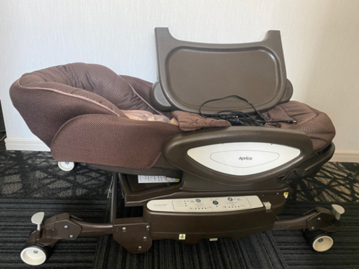 ユラリズム　アップリカ　美品　電動ゆりかご　ハイアンドロー　出産用品　新生児