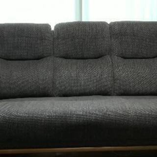 【ネット決済】3人掛けソファー売ります。