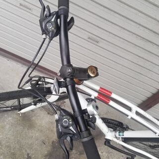 クロスバイク momentum ineed 21段変速 ホワイト 配送無料