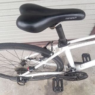 クロスバイク momentum ineed 21段変速 ホワイト 配送無料