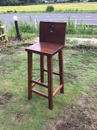 手作り感のある無垢材の椅子