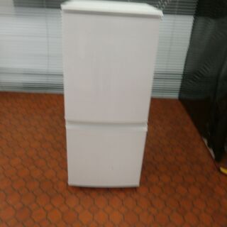 ID 977589　シャープ　137L　２０１７年製　SJ-D14C-W　キズ有 ID 977589 シャープ 137L 2017年製 SJ-D14C-W キズ有