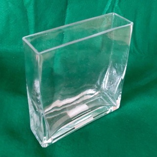 花瓶　角型　ガラス製　高さ15cm