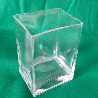 花瓶　角型　ガラス製　高さ14cm